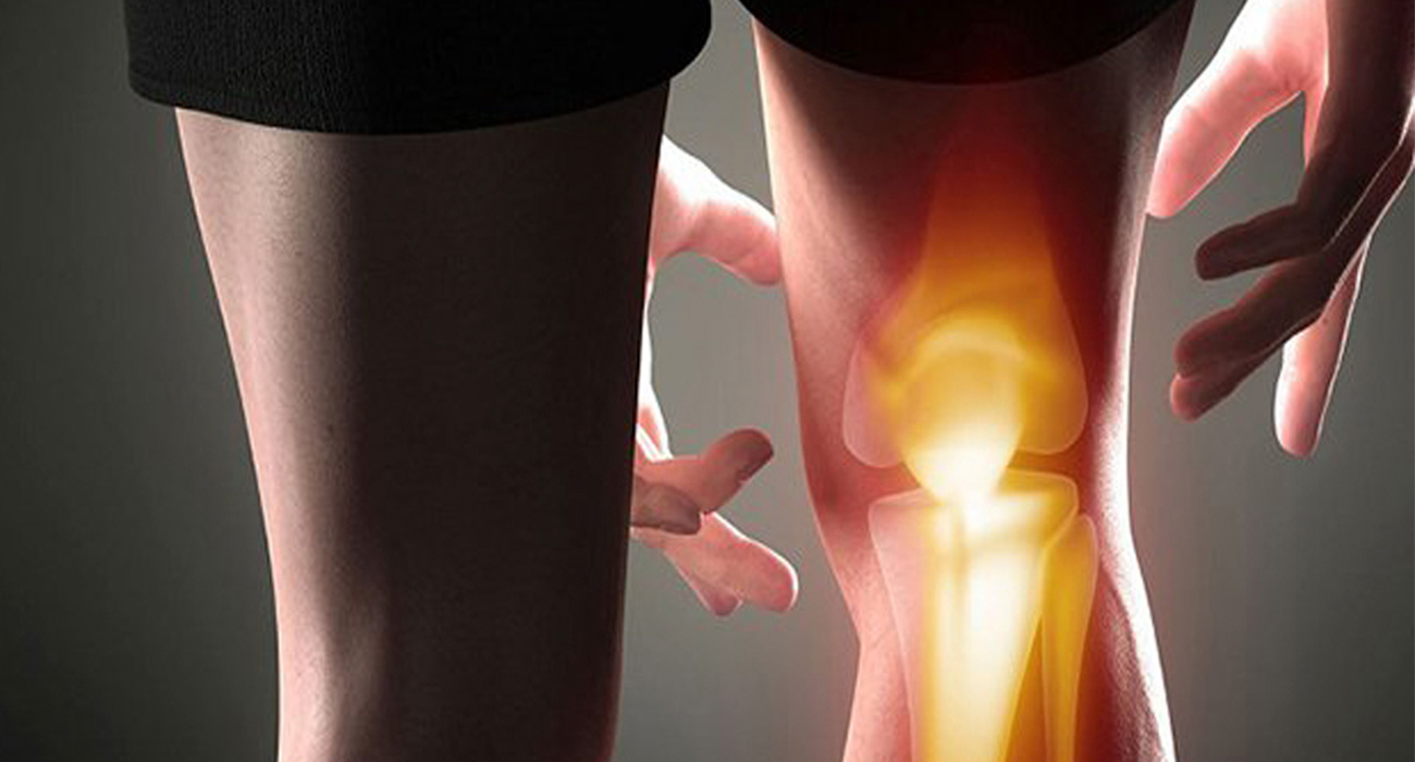 Persona mayor disfrutando de una caminata en el parque